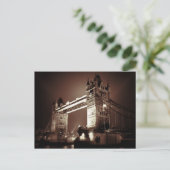 Carte Postale London Tower Bridge en soirée (Debout devant)
