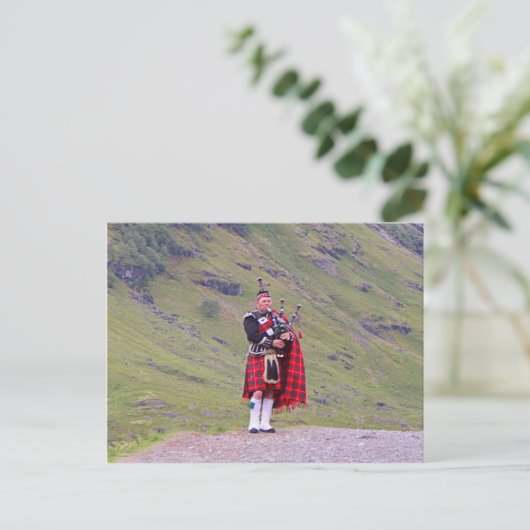 Carte Postale Lone Scottish bagpiper, Highlands, Écosse (Debout devant)
