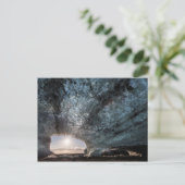 Carte Postale Looking out an ice cave, Iceland (Debout devant)