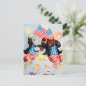 Carte Postale L'ours de patriote célèbrent le quatrième de (Debout devant)