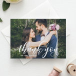 Carte Postale Lovely Modern Calligraphie Mariage Photo Merci<br><div class="desc">La carte parfaite pour remercier vos invités d'avoir fait partie de votre journée de mariage. Cette carte postale de remerciement personnalisable présente une couverture de calligraphie moderne blanche. Cette conception est également disponible dans d'autres cartes.</div>