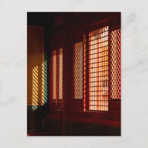 Carte Postale Lumière à travers les ouvertures de fenêtres en tr