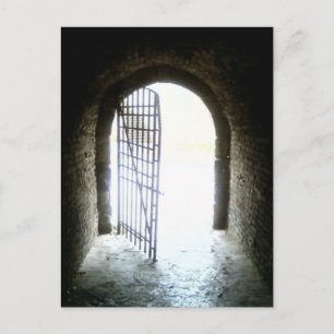 Carte Postale Lumière Sur La Porte À La Fin Du Long Catacom Somb