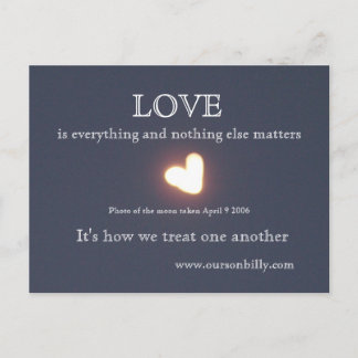 Carte postale Lune en forme de coeur.