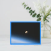 Carte Postale Lune gibbeuse en orbite bordure bleue (Debout devant)