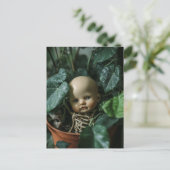 Carte Postale Macabre Doll and Bones in a Plant (Debout devant)