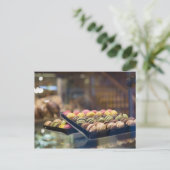 Carte Postale Macarons dans la fenêtre Afficher 2 (Debout devant)