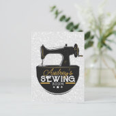 Carte Postale Machine à coudre antique AJOUTER LE NOM Seamstress (Debout devant)
