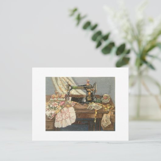 Carte Postale Machine à coudre et robe (Debout devant)