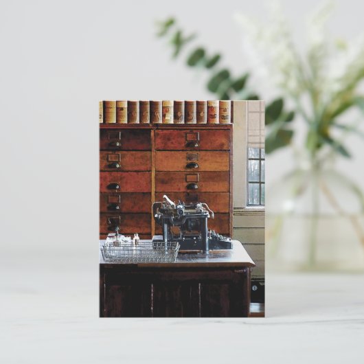 Carte Postale Machine à écrire (Debout devant)