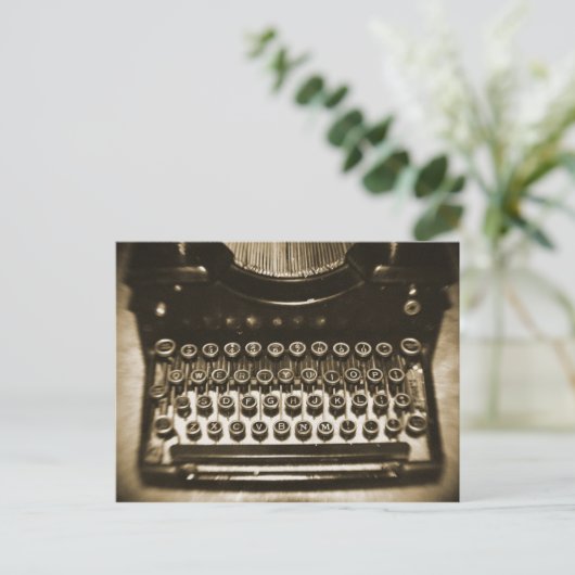 Carte Postale Machine à écrire (Debout devant)