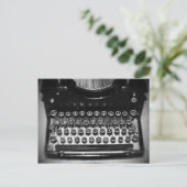 Carte Postale Machine à écrire noire et blanche (Debout devant)