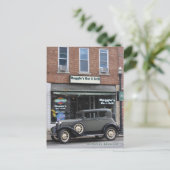 Carte Postale Maggie's Bar & Grill (Debout devant)