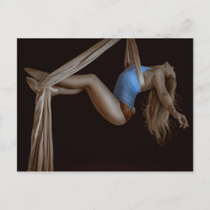Carte Postale Magnifique performeuse de soie aérienne suspendue