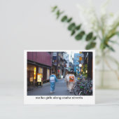 Carte Postale Maiko Girls le long des rues d'osaka (Debout devant)