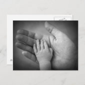 Carte postale main bébé dans la main de la mère. (Devant / Derrière)
