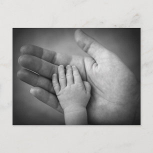 Carte postale main bébé dans la main mère.