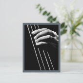 Carte Postale Main de bassiste (Debout devant)