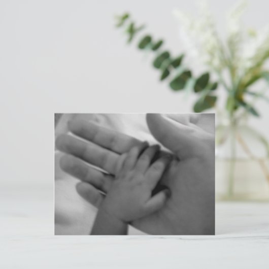 Carte Postale main de bébé (Debout devant)