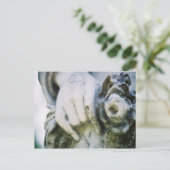 Carte Postale Main et couronne (Debout devant)