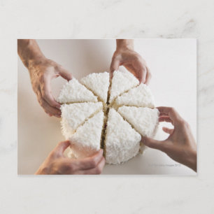 Carte Postale Mains tirant des tranches de gâteau