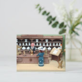 Carte Postale Maison de poupée de magasin Herbes (Debout devant)