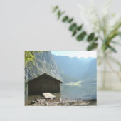 Carte Postale Maison en bois près d'un lac (Debout devant)