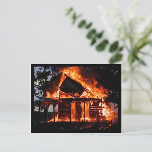 CARTE POSTALE MAISON EN FEU (Debout devant)