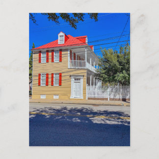 Carte Postale Maison jaune de Charleston avec des volets rouges