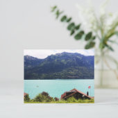 Carte Postale Maison suisse avec drapeau (Debout devant)