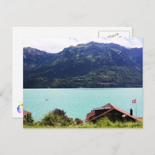 Carte Postale Maison suisse avec drapeau (Devant / Derrière)