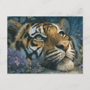 Carte Postale Majestueux Tigre au repos dans un jardin pourpre