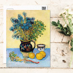 Carte Postale Majolica Jug avec les Fleurs sauvages Van Gogh<br><div class="desc">Carte postale d'art avec le tableau,  Still Life Majolica Jug avec Fleur sauvage (1888),  de Vincent van Gogh (1853-1890). Une vie morte d'une cruche en grès avec des fleurs sauvages bleus et des citrons.</div>