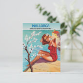 Carte Postale Majorque, printemps éternel, fille sur la côte (Debout devant)