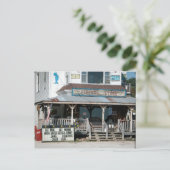 Carte Postale Mangez ici Obtenez des vers Magasin général (Debout devant)