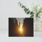 Carte postale Manhattanhenge (Debout devant)