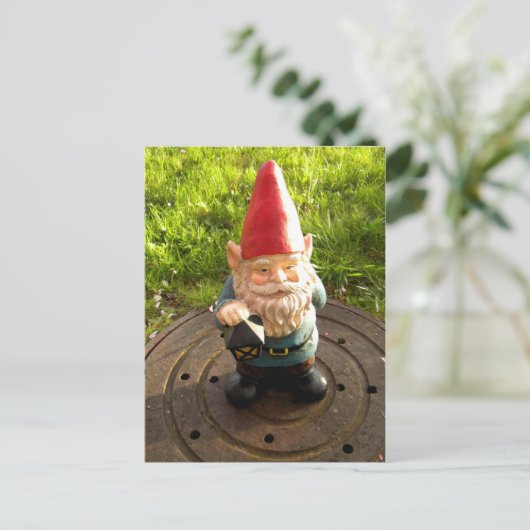 Carte Postale Manhole Gnome (Debout devant)