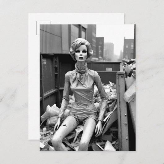 Carte Postale Mannequin bizarre dans une poubelle (Devant / Derrière)