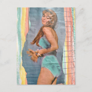 Carte Postale Mannequin de mode Femme en 1957 sur la plage colla