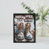 Carte Postale Marcher à un kilomètre dans mes chaussures - Inspi (Debout devant)