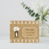 Carte Postale marguerites en bocal de mason, mariage burlap merc (Debout devant)