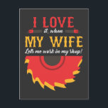 Carte Postale Mari Husband Charpentier Menuisier Papa<br><div class="desc">Un cadeau amusant de menuisier pour les fabricants et les charpentiers,  les personnes qui considèrent les copeaux de bois comme des déchets. Superbe conception de menuiserie pour papa,  grand-père ou oncle pour leurs anniversaires ou leur retraite.</div>