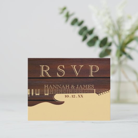 Carte Postale Mariage Brown et rouge de guitare en bois RSVP (Debout devant)