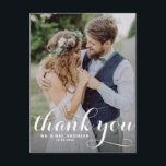 Carte postale Mariage de script de calligraphie<br><div class="desc">Carte postale de remerciement mariage personnalisable avec script de calligraphie blanche. D'autres couleurs et modèle sont disponibles.</div>