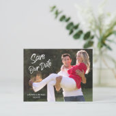 Carte Postale Mariage Économisez la Date Moderne Écriture au Pin (Debout devant)