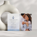 Carte Postale mariage nautique élégant enregistrer la date<br><div class="desc">design bleu marine avec une belle photo du couple. Vous pouvez modifier le texte et les couleurs.</div>