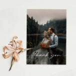 Carte postale mariage Photo Merci<br><div class="desc">Carte de remerciements de mariage minimaliste et élégant avec une police simple en couleur blanche. Le texte et les messages peuvent être modifiés à l'arrière de la carte. Pour une personnalisation plus avancée de cette conception, par exemple la modification de la disposition, de la police ou de la taille du...</div>