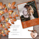 Carte Postale Mariage simple rouille orange Enregistrer la photo<br><div class="desc">Cette belle carte postale est la meilleure façon de faire connaître à vos amis et à votre famille votre prochain mariage. Dispose d'un design minimaliste simple avec son art, moderne et élégant, y compris votre photo sur un orange rouille ou un arrière - plan de numéro brûlé avec un texte...</div>