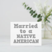 CARTE POSTALE MARIÉ À UN AMÉRICAIN (Debout devant)