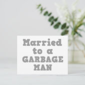 CARTE POSTALE MARIÉ À UN GARBAGE (Debout devant)